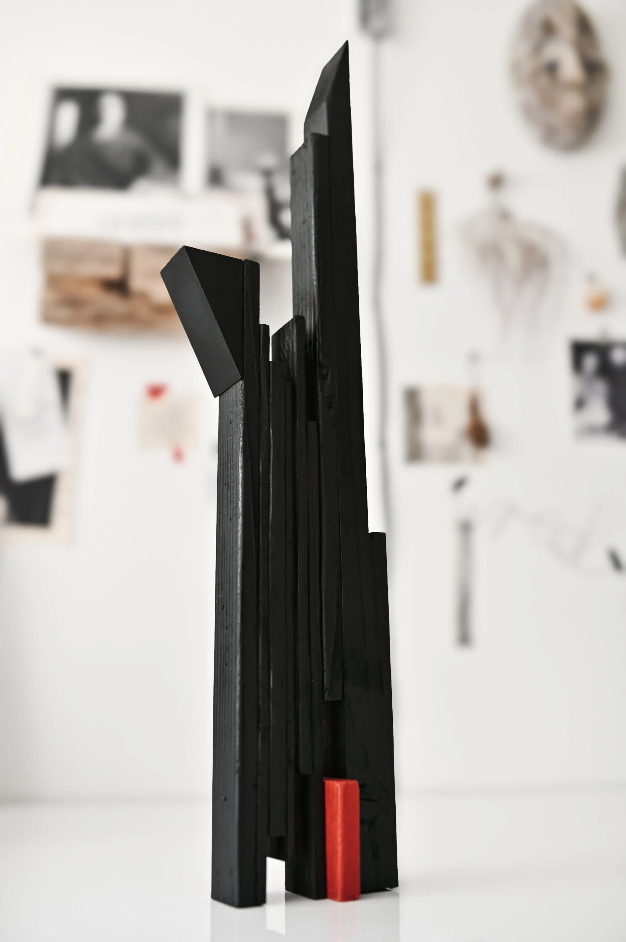 agata-rek-modern-minimalist-wood-sculpture-black-2026.jpg00030.jpg