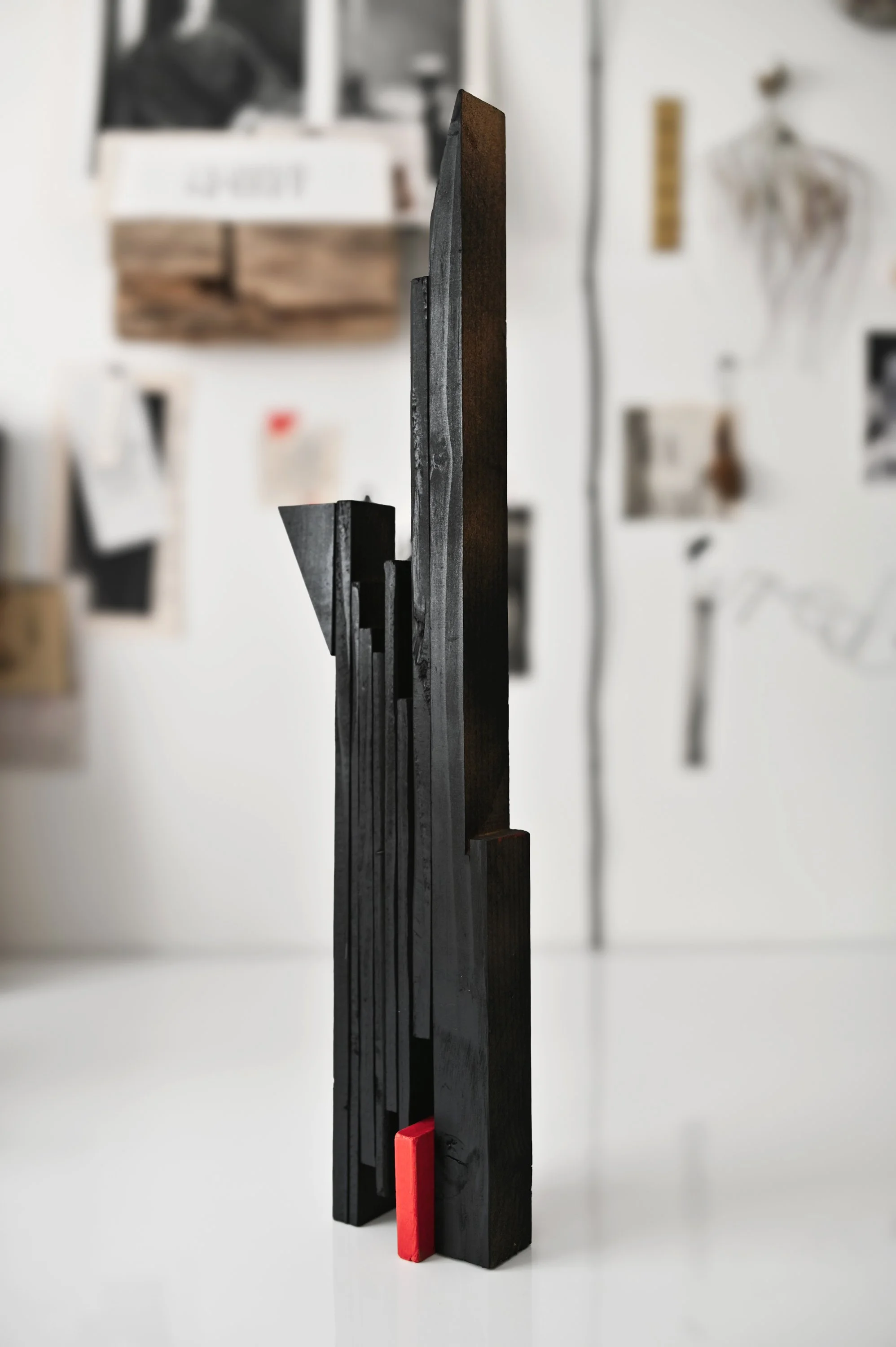 agata-rek-modern-minimalist-wood-sculpture-black-2026.jpg00031.jpg