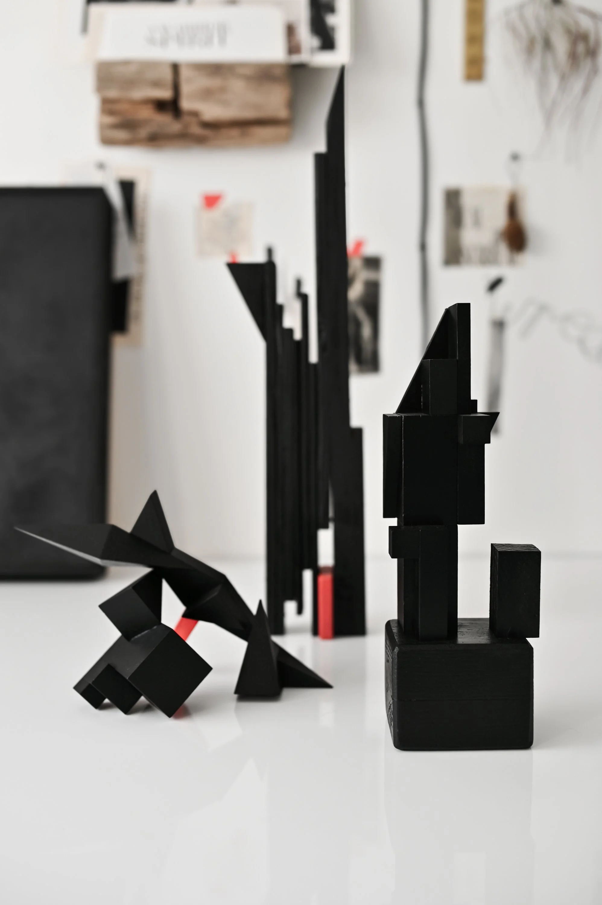 agata-rek-modern-minimalist-wood-sculpture-black-2026.jpg00028.jpg