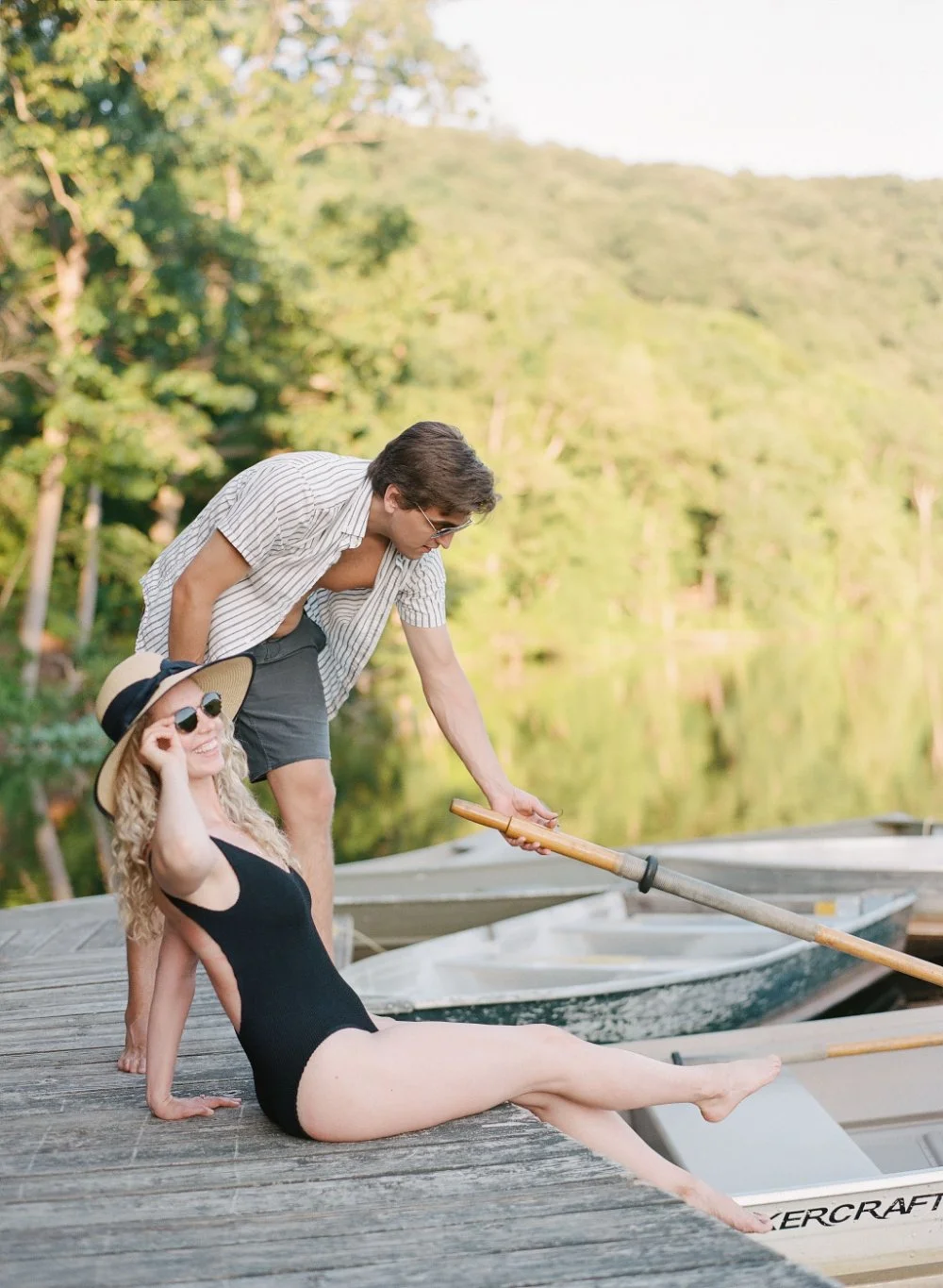  Lakeside engagement session with casual summer outfits and natural what to wear for engagement photos ideas. 