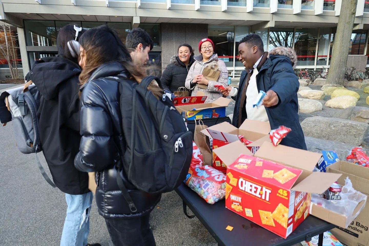 Happy Last Day of Classes, Harvard! 🥳 Hope everyone's reading period goes well, and we wish you the very best for your finals! 🤓

The HUA officers distributed free snacks and handwritten notes of encouragement for our students! 🥰

#harvard&nbsp;#h