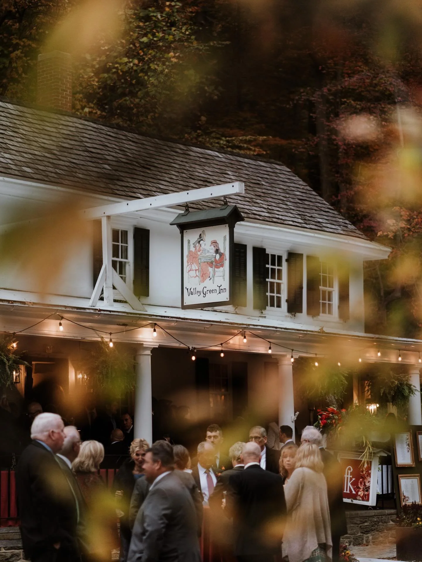There&rsquo;s a reason October is the best month for weddings in Philadelphia. Kelly and Fred&rsquo;s fall wedding at Valley Green Inn was bursting in moody colors and florals. Imagine a ceremony on the banks of the gently flowing Wissahickon River. 