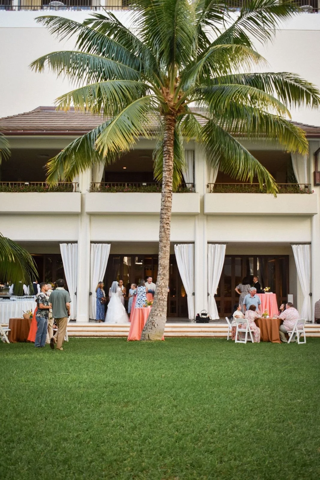 Cocktail hour at Halekulani Hotel
