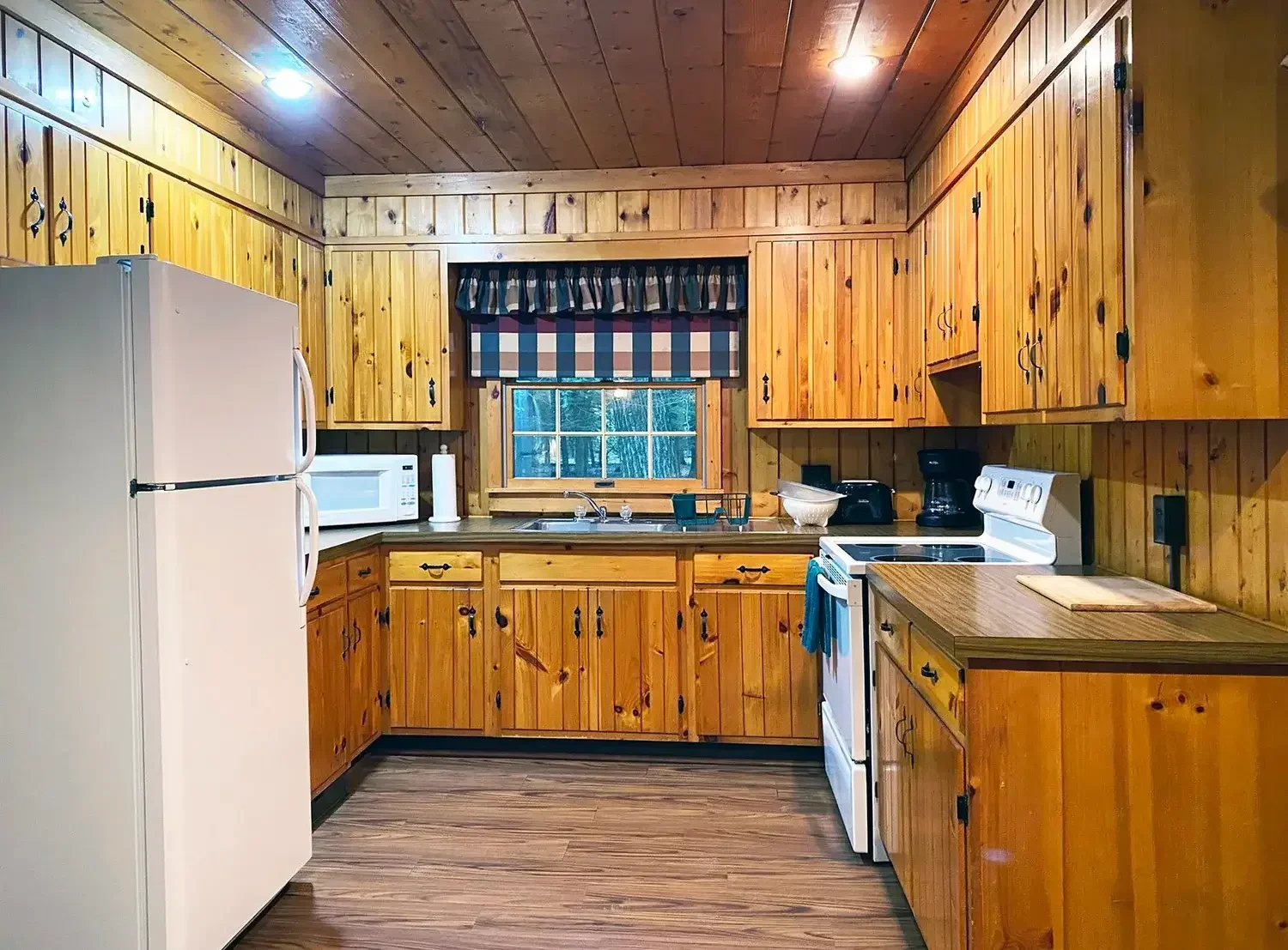 Kitchen – Woodside Cabin 29
