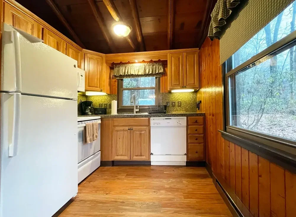 Kitchen – Lakeview Cottage 24