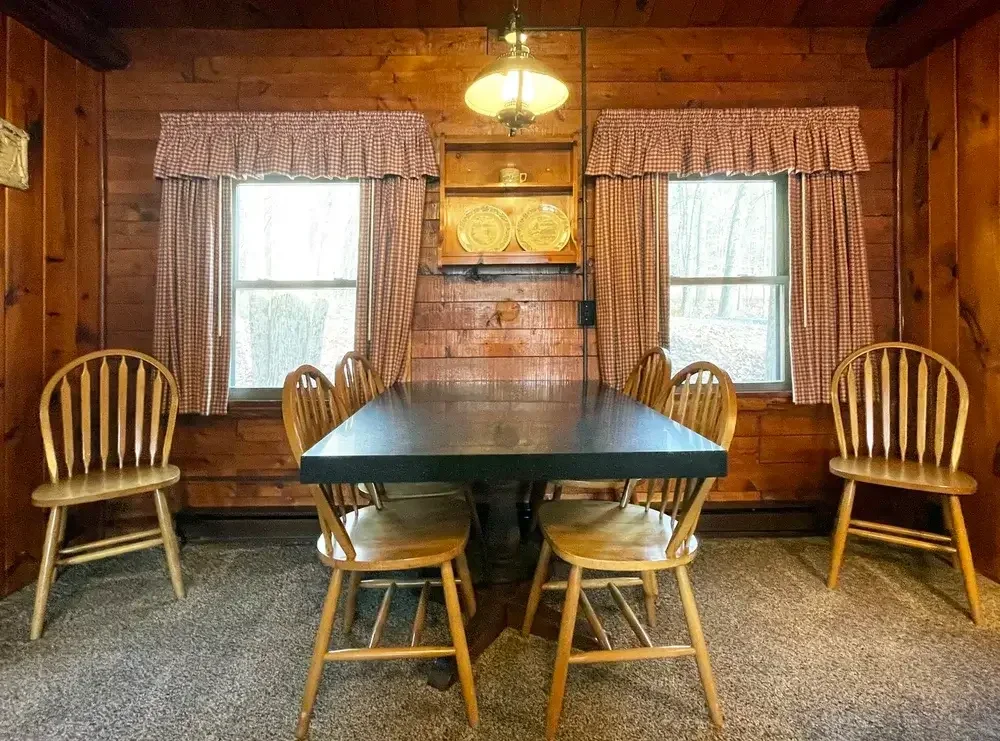 Lakeview Cottage #3 – Dining Area