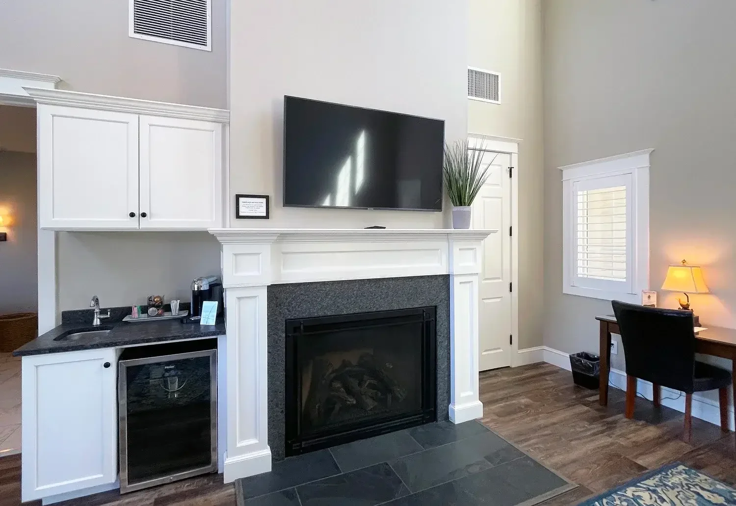 Luxury Hill Suite 11 Fireplace and Kitchenette