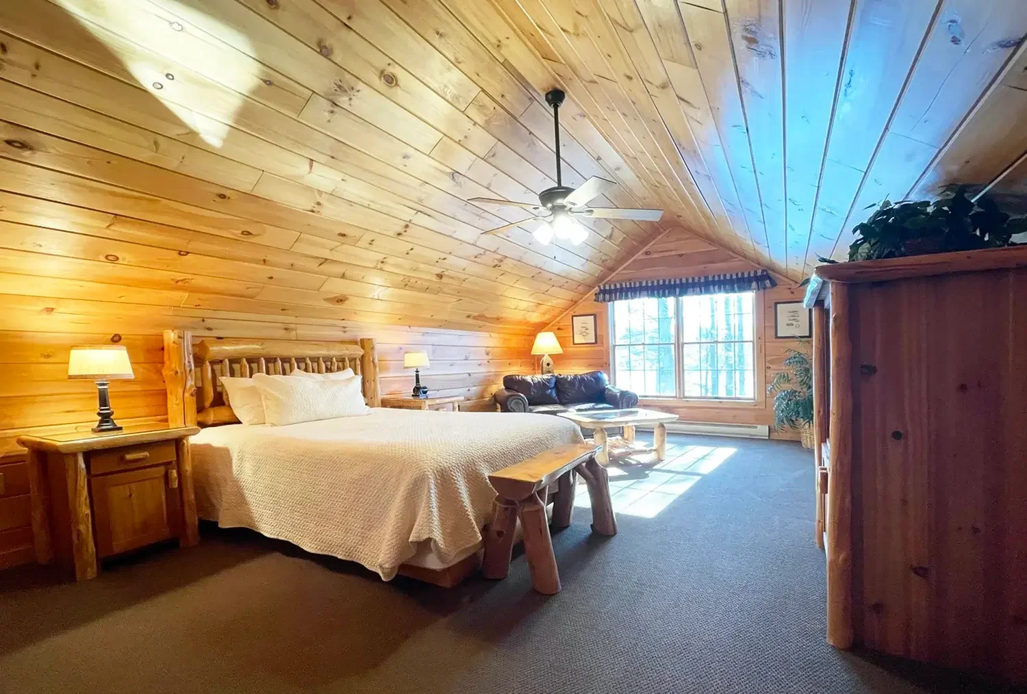 64upstairsmasterbedroom.webp