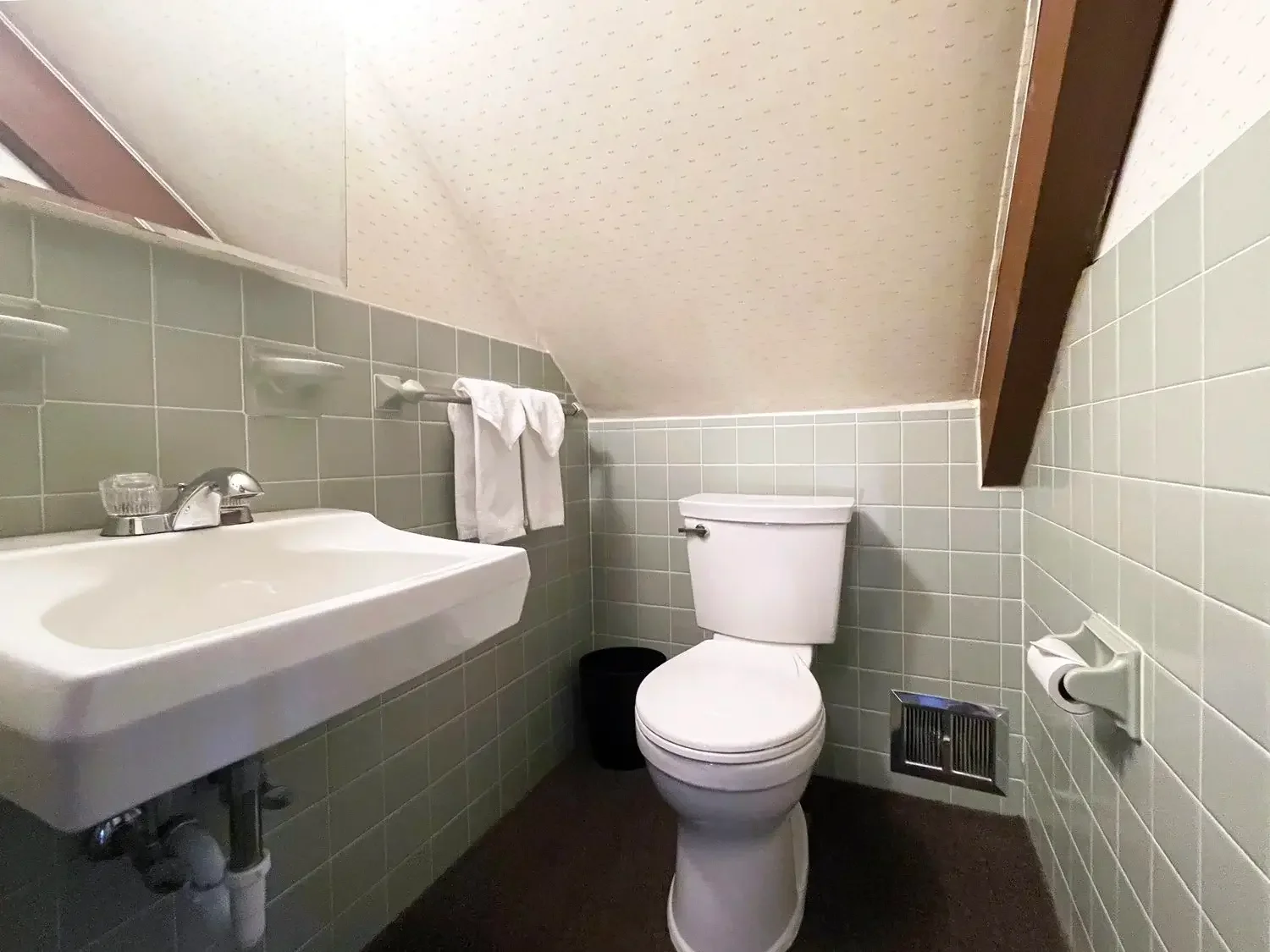 26bathroom2.webp