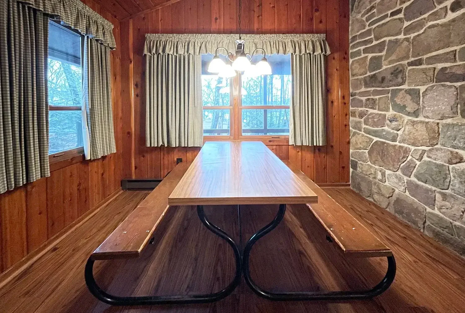 34diningtable.webp