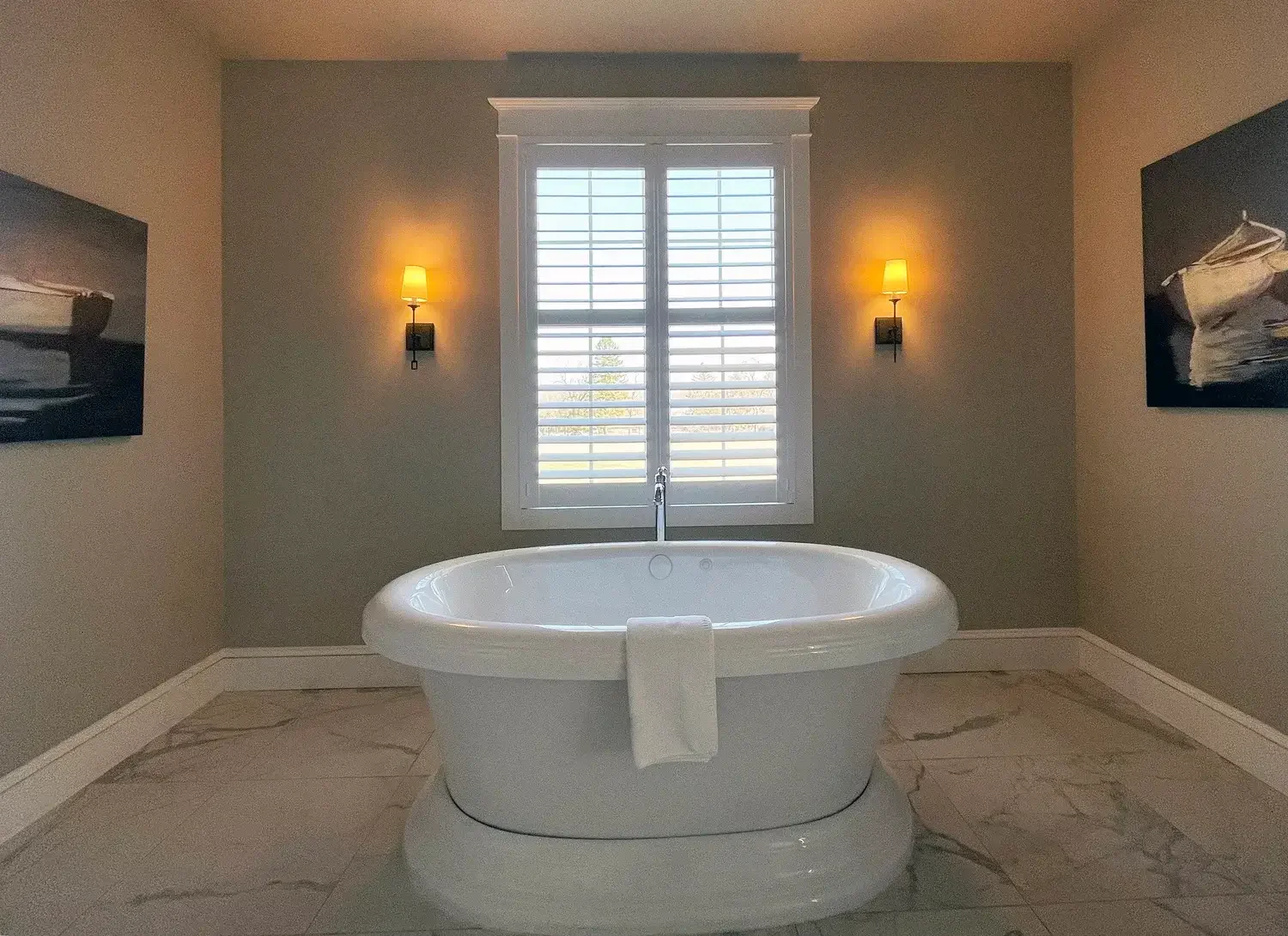 Luxury suite soaking tub at Mountain Springs Lake Resort