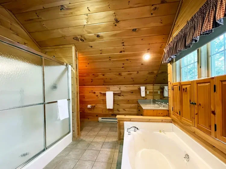 Hemlock Cabin #62 – Upstairs Bathroom with Soaking Tub