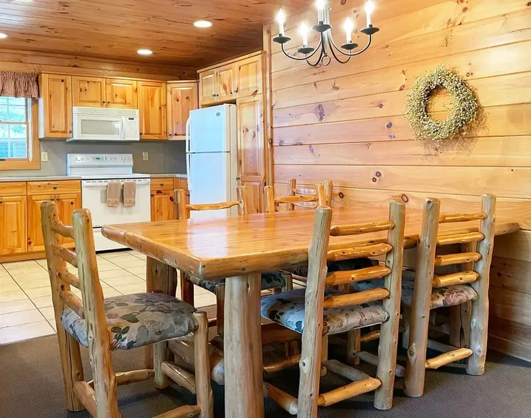 Hemlock Cabin #62 – Dining Area &amp; Log Table