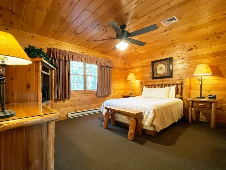 Hemlock Cabin #62 – Bedroom with Queen Bed