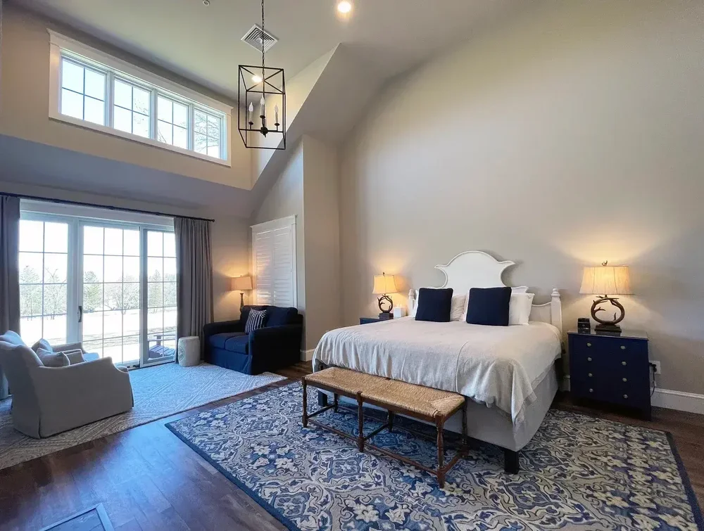Hill Suite 10 king bed and sitting area