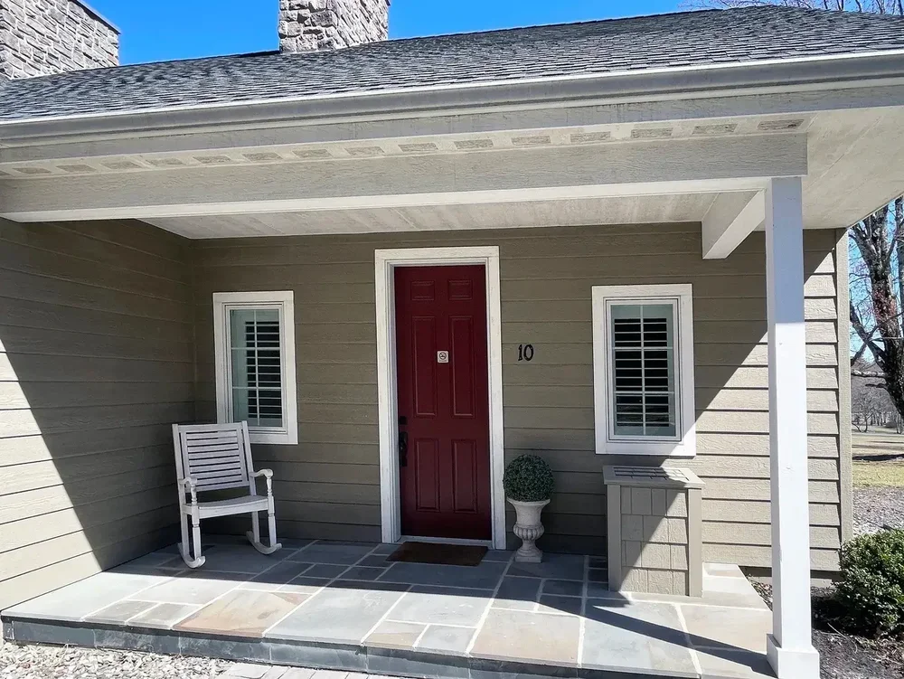 Luxury Hill Suite 10 Entrance and Front Porch
