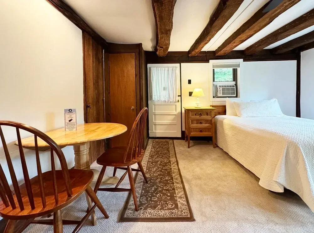 Apartment 21 studio with full bed and dining area