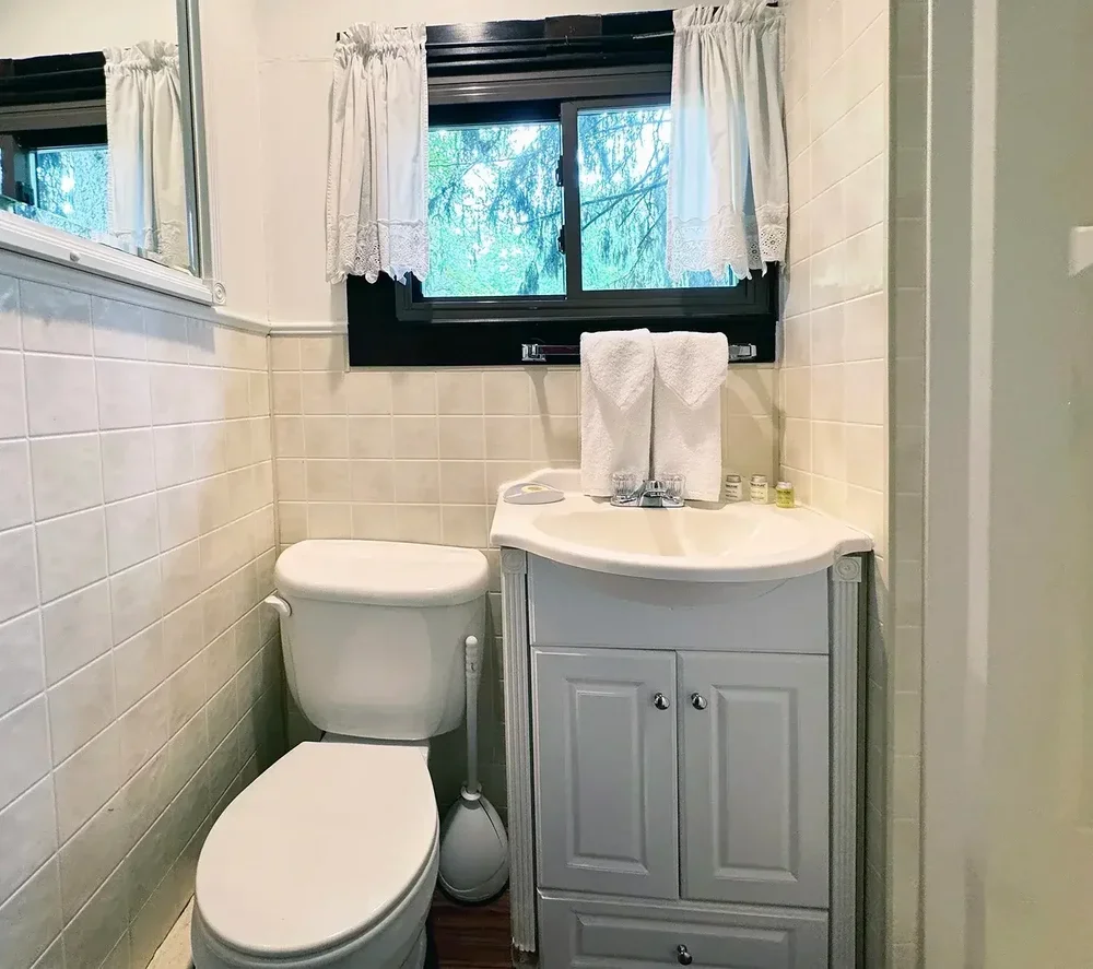 Seasonal Cottage 18 Bathroom