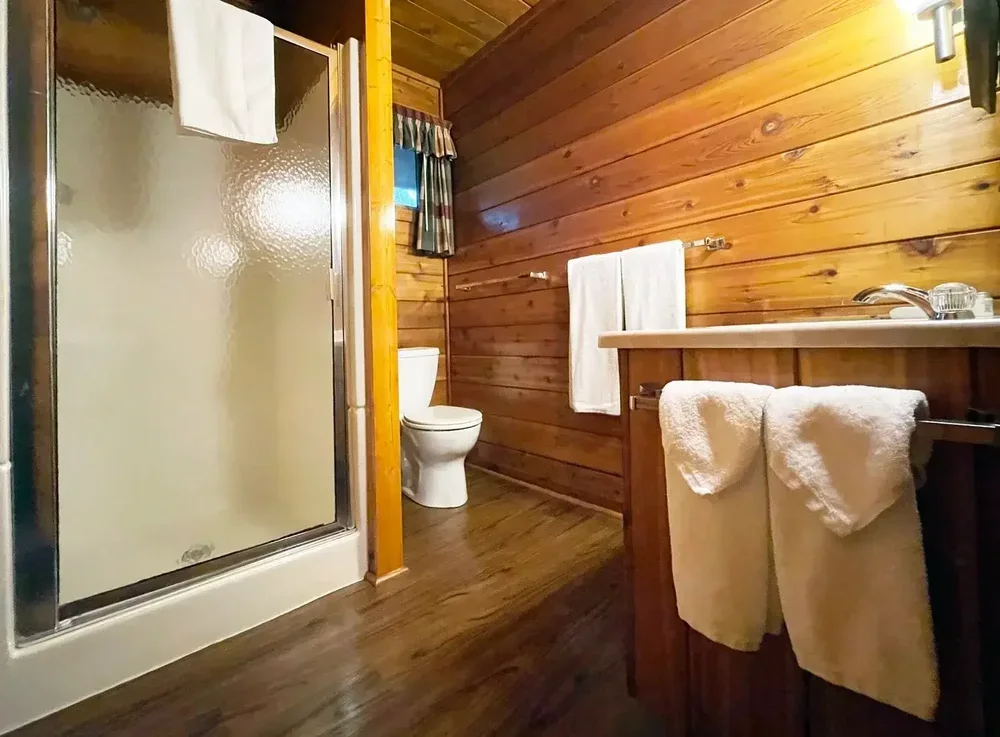 Bathroom – Lakeview Cottage 37