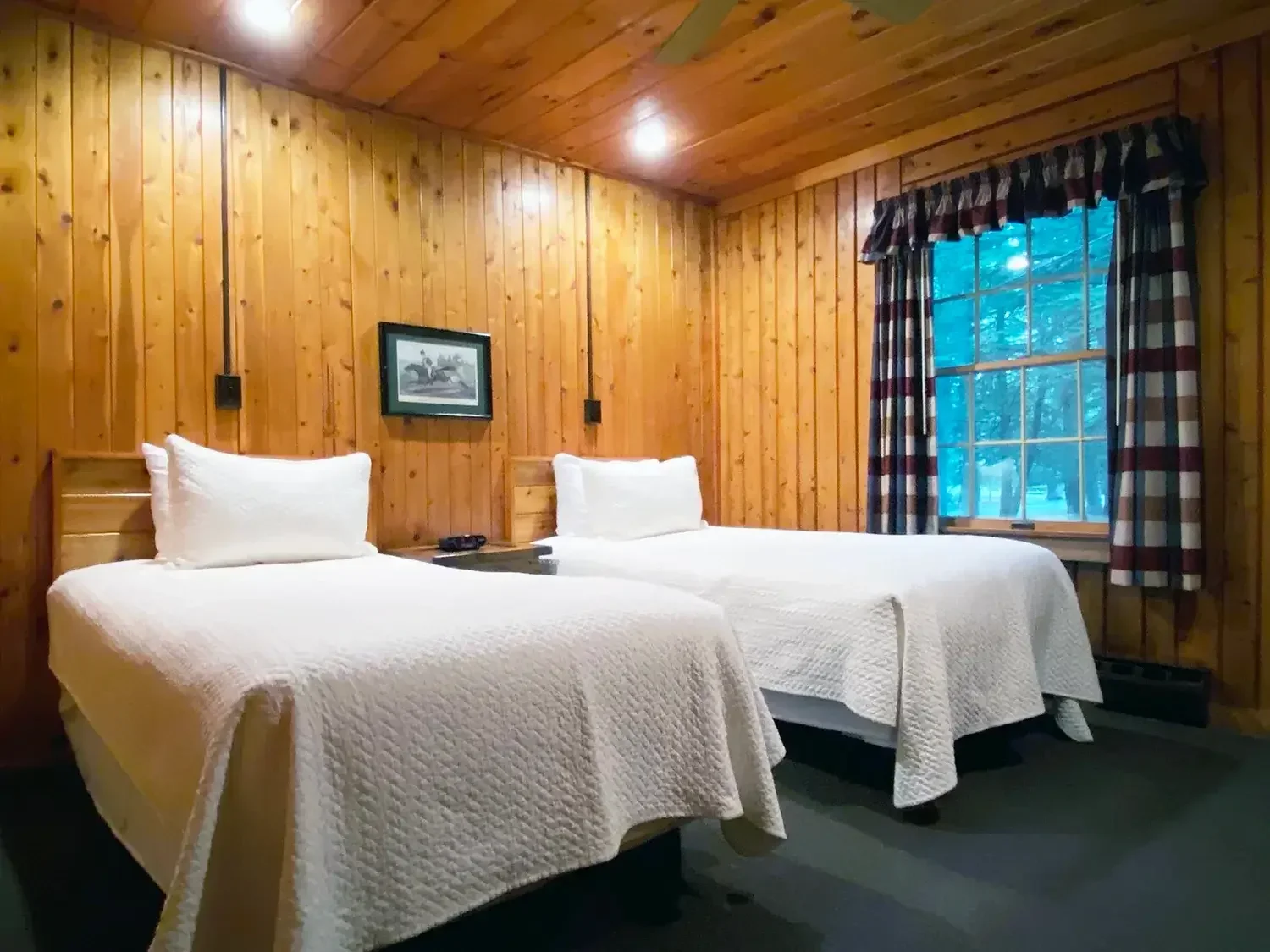Twin Bedroom – Woodside Cabin 29