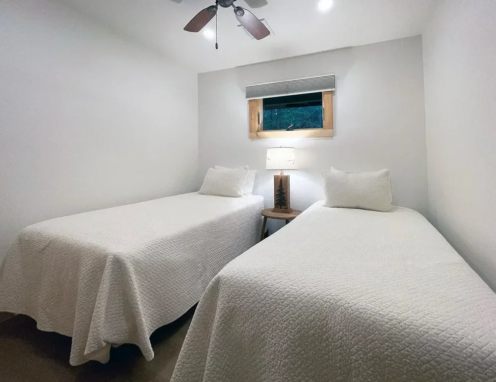 Lakeview Cottage #38 – Twin Bedroom