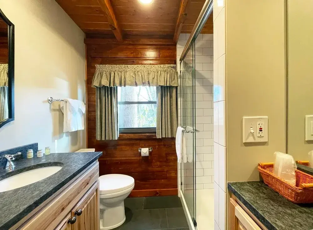 Lakeview Cottage #3 – Bathroom