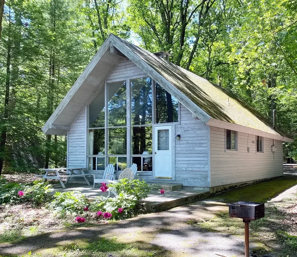 Lakeview Cottage #26 – Exterior