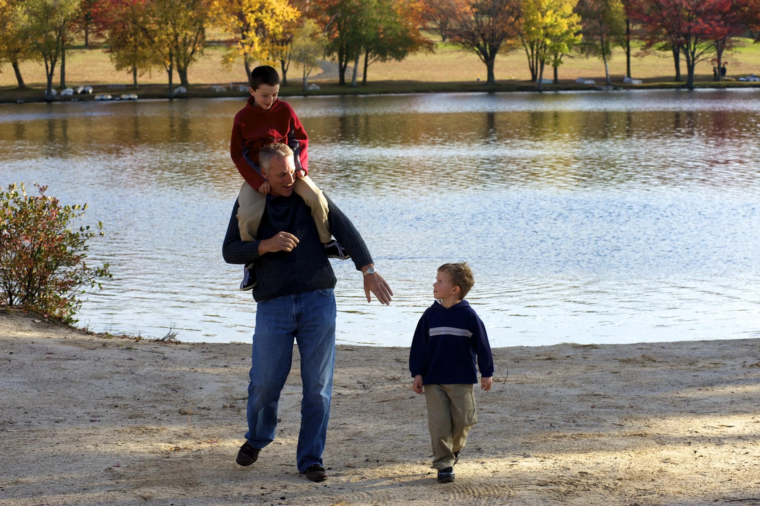 Family enjoying the lakefront at Mountain Springs Lake Resort