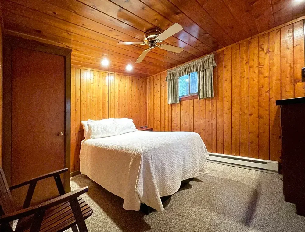 Queen Bedroom – Lakeview Cottage 27