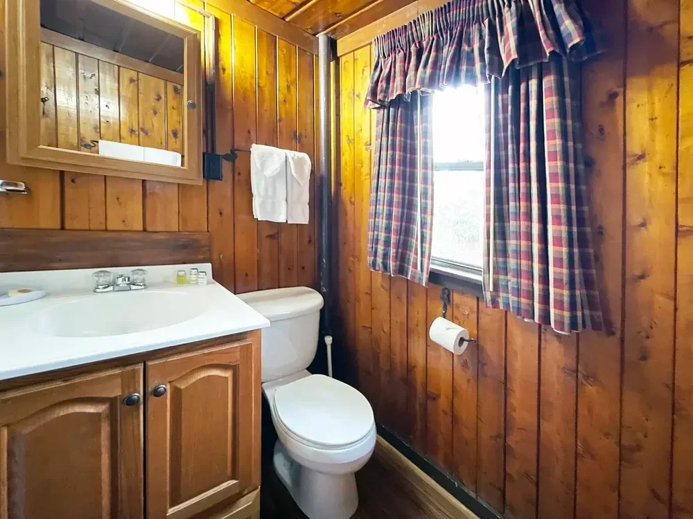 Lakeview Cabin #25 – Bathroom