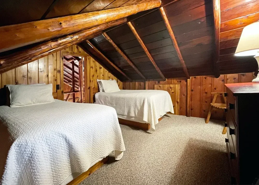 Lakeview Cabin #16 – Loft Bedroom with Two Twin Beds