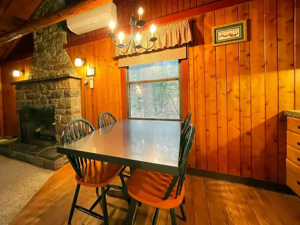 Dining Area – Lakeview Cottage 27