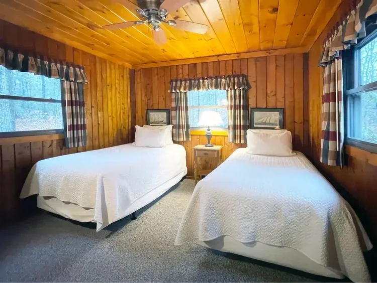 Lakeview Cabin #16 – Bedroom with Two Twin Beds
