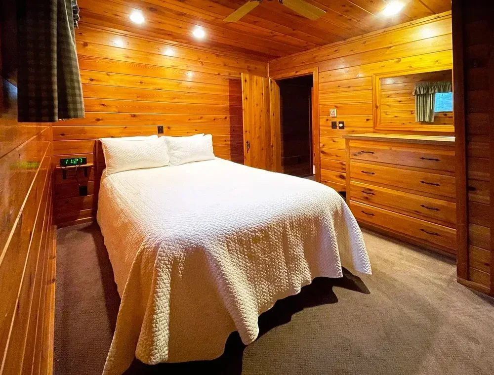 Full Bedroom – Lakeview Cottage 39
