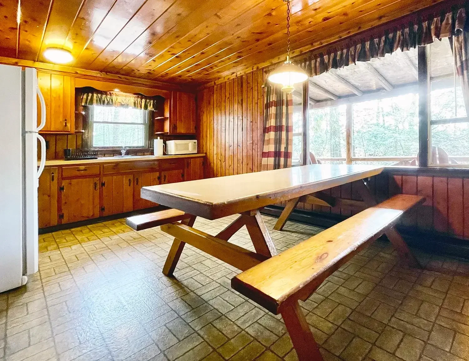 Woodside Cabin 31 Dining Area