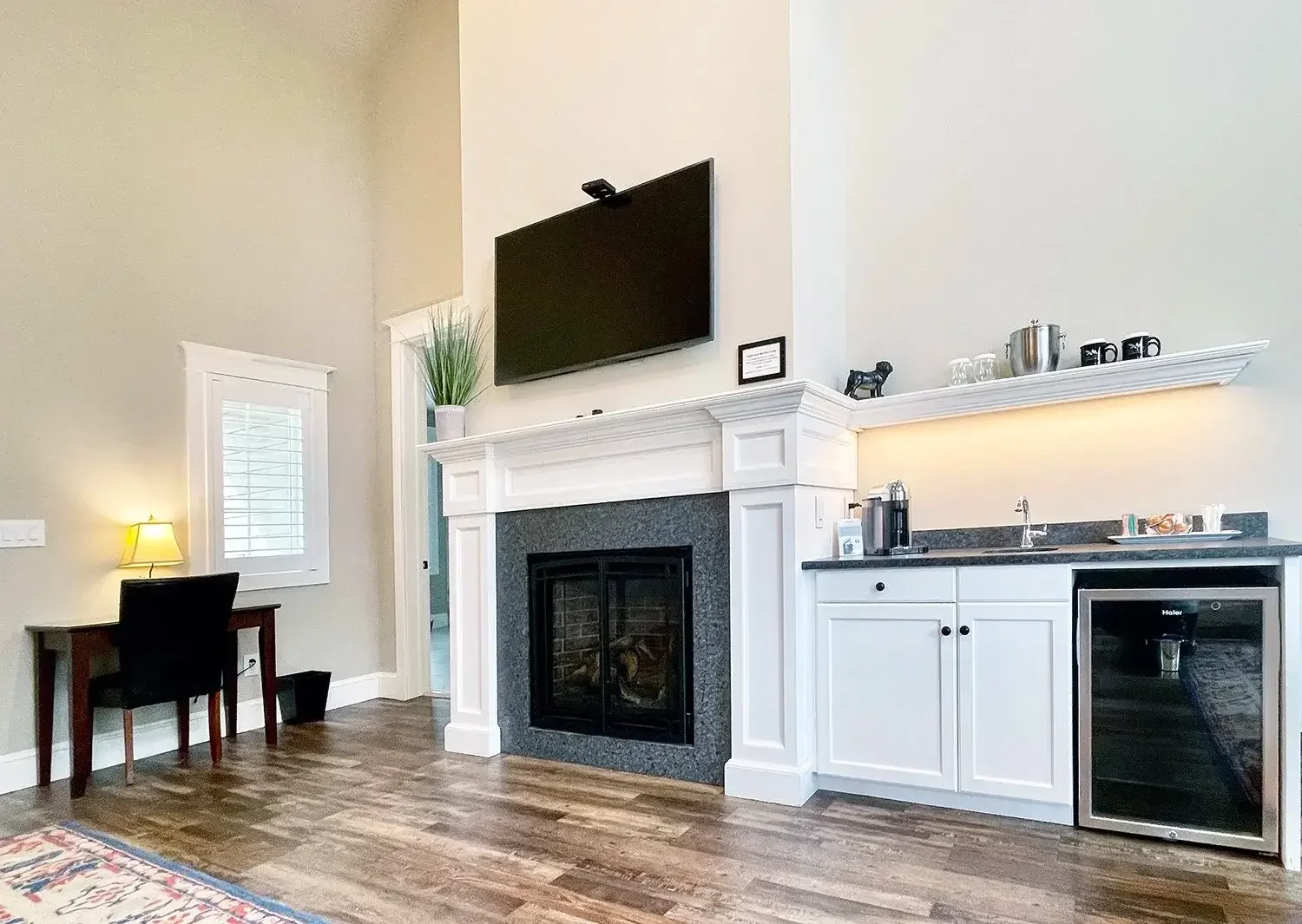 Luxury Hill Suite 8 Fireplace and Kitchenette