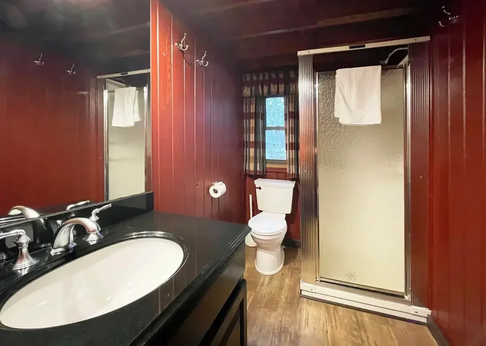 Lakeview Cabin #16 – Main Bathroom