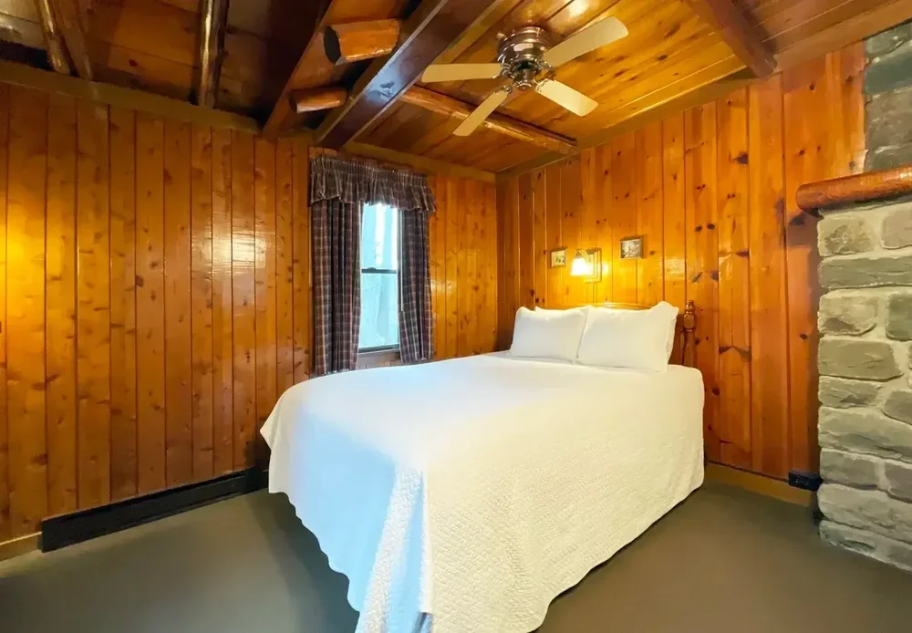 Lakeview Cabin #25 – Queen Bedroom