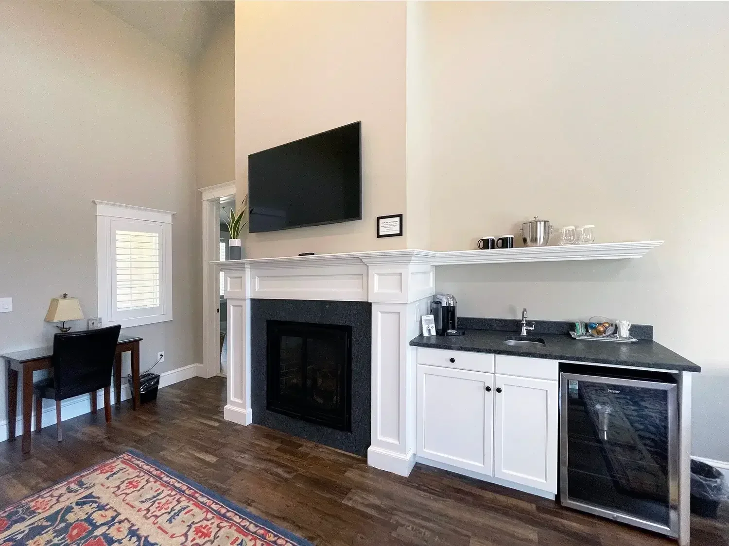 Luxury Hill Suite 14 Fireplace and Kitchenette