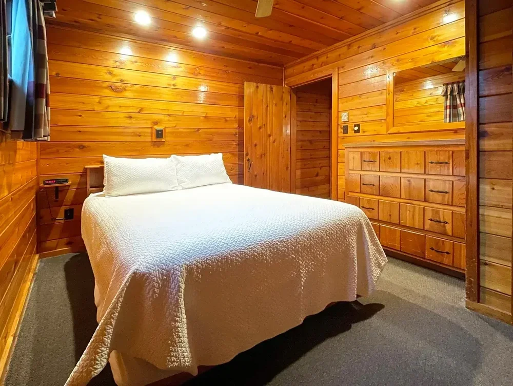 Full Bedroom – Lakeview Cottage 37