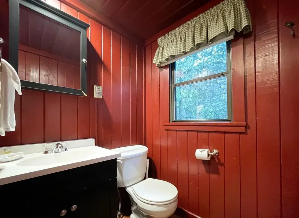 Bathroom – Lakeview Cottage 27
