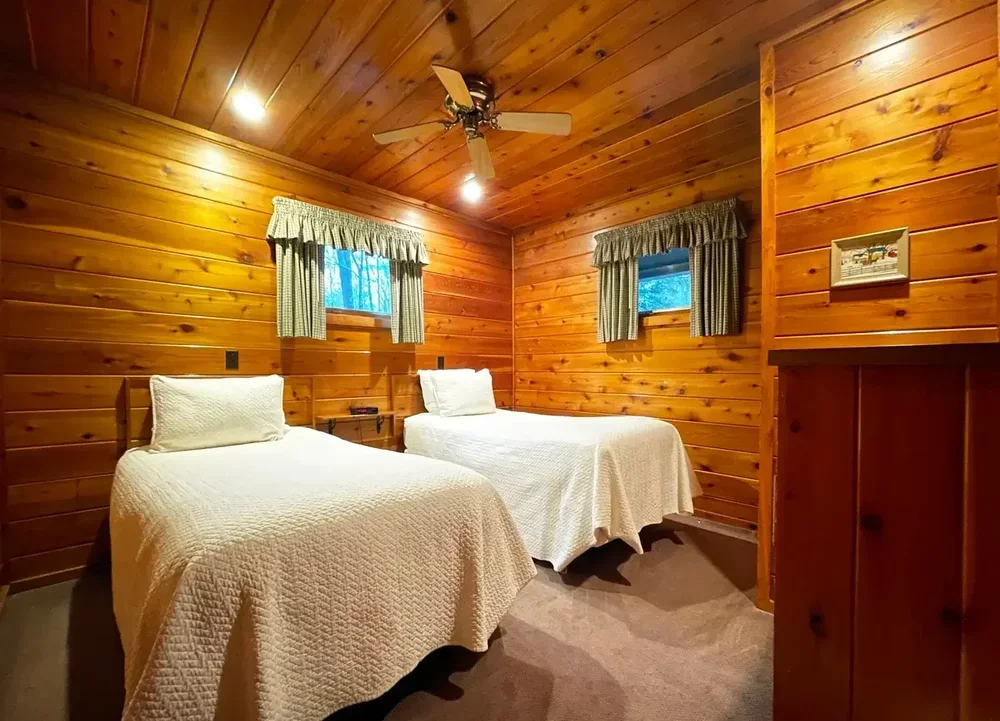 Twin Bedroom – Lakeview Cottage 39