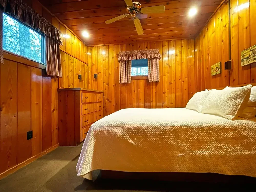 Lakeview Cottage #34 – Bedroom Three