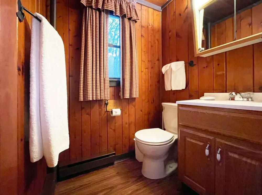 Bathroom – Lakeview Cottage 24