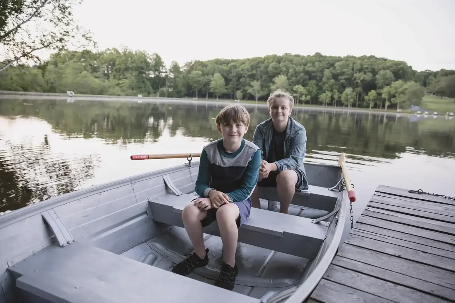 Guests enjoying a rowboat on Mountain Springs Lake