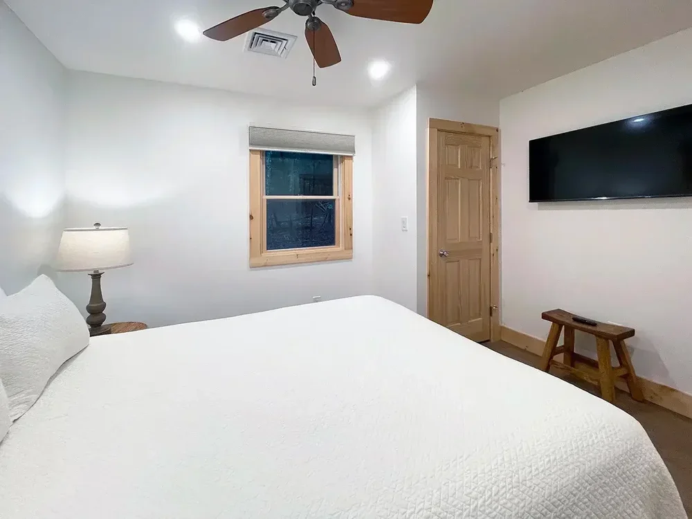 Lakeview Cottage #38 – King Bedroom