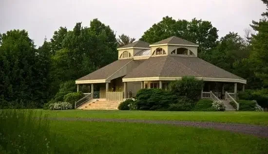Outside view of Pinecrest Lake Country Club