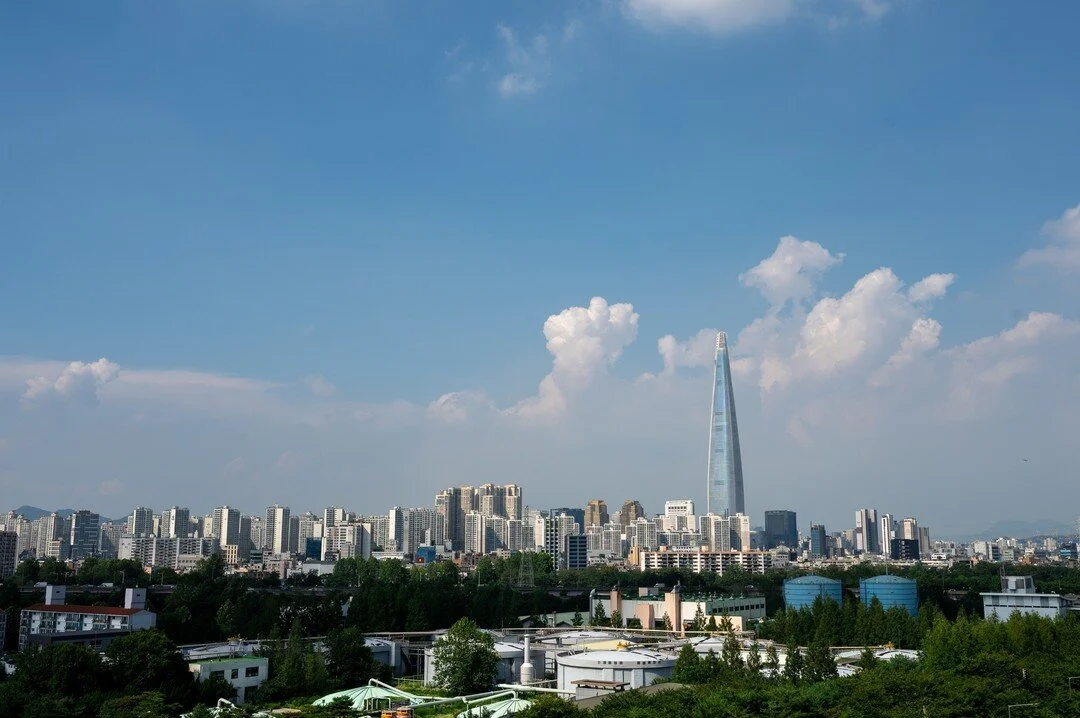 Take a tour with us on the streets of daytime Seoul🇰🇷☀️

1. Seoul's iconic photo of Lotte World Tower - the world's 5th tallest building😮
2. HeungInJiMun- the beauty of old architecture in the middle of the city
3. a lady with Korean traditional c