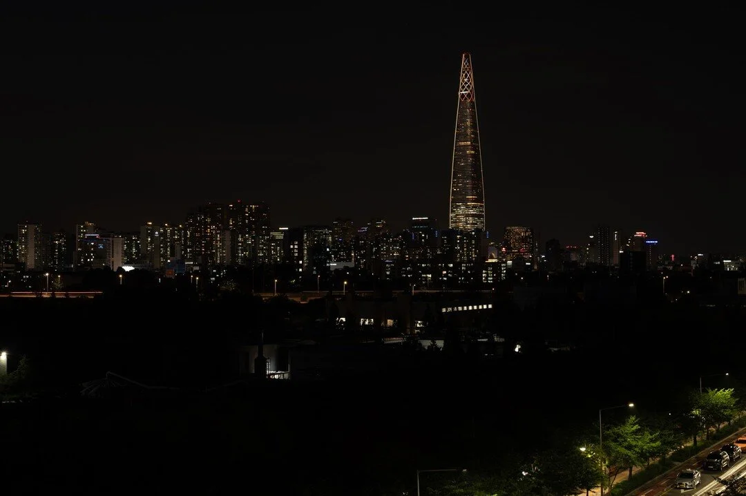 How about a tour of the nighttime streets of Seoul? 🇰🇷🌙

1. the night view of Lotte World Tower 😍
2. HongDae is a name of an university, but this area has become known for indie music- many street performers as well as small concert studio/halls.