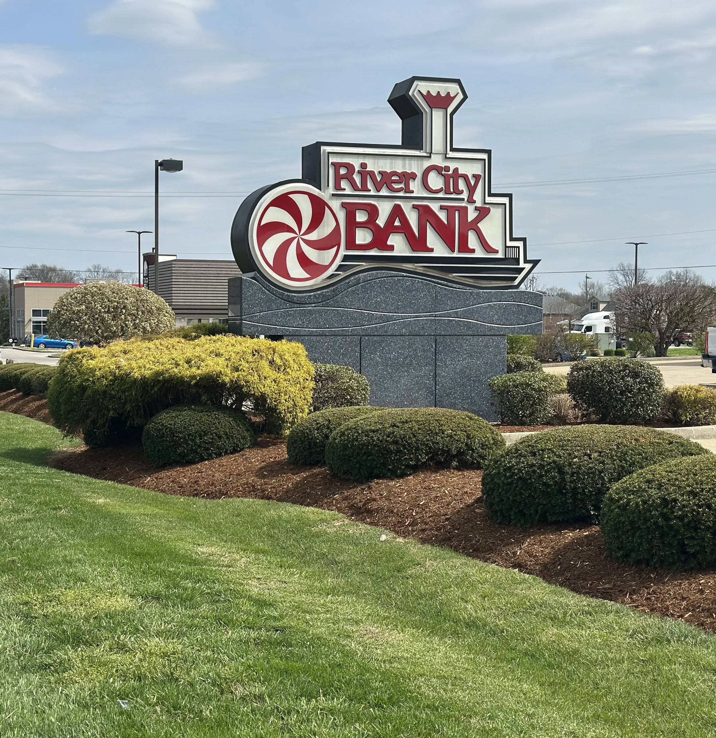 Landscaping maintenance with grade a mulch - Pleasure Ridge Park, Kentucky